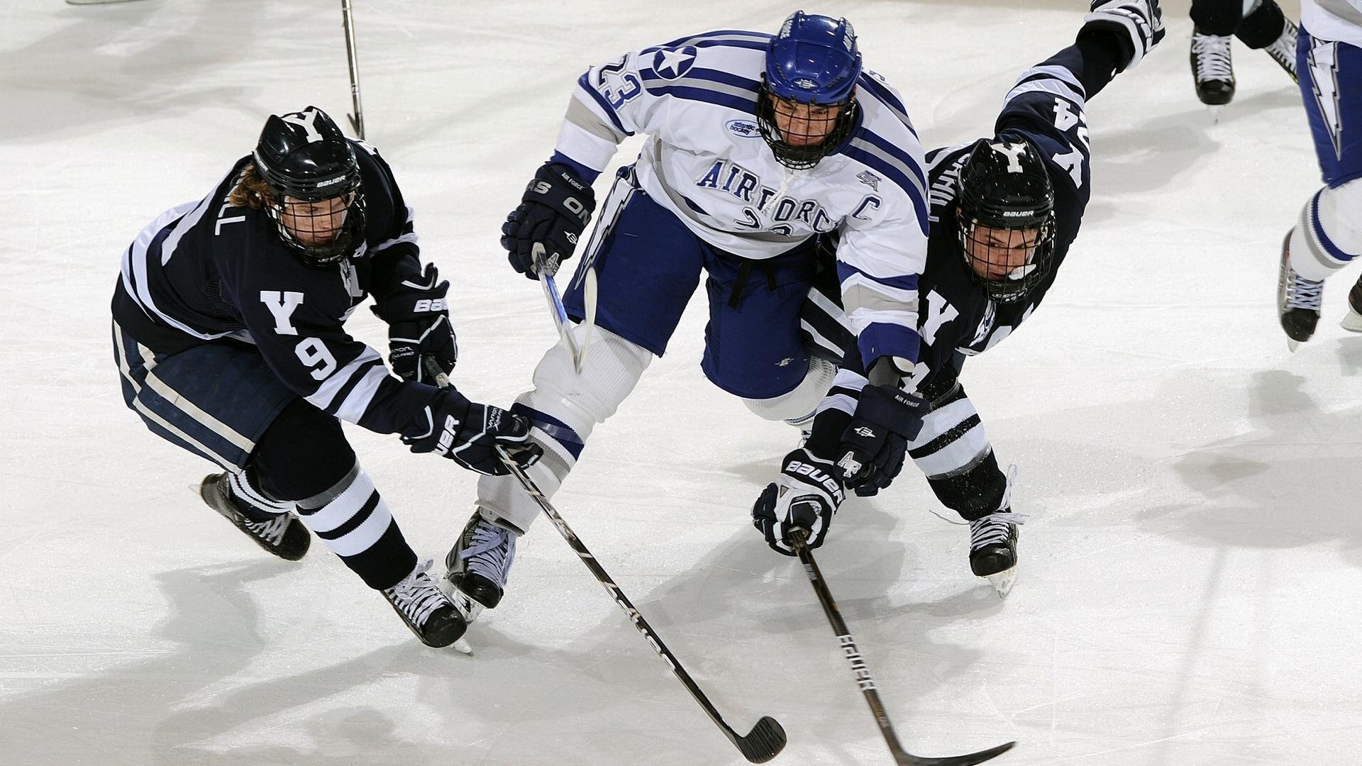 爱游戏app-球场“坚若磐石”：最难攻破的后防线揭秘